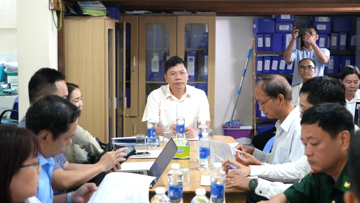 Mr. Hoang Nguyen Dinh - Vice Chairman of Ho Chi Minh City People's Committee - and the inter-sectoral delegation working at Incomap fishing port, Vung Tau ward on IUU fishing prevention. Photo: Thanh An