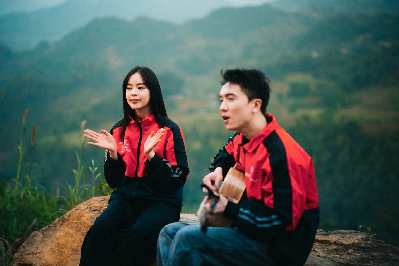 Thanh Thuy sings in the highlands. Photo: Organizing Committee.