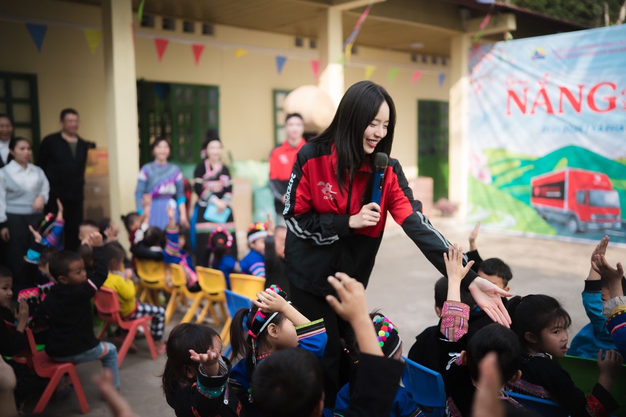 Hoa hậu Thanh Thủy gần gũi với trẻ em vùng cao. Ảnh: Ban tổ chức.