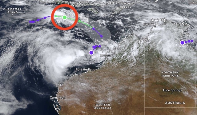 La dépression est officiellement devenue une tempête se dirigeant vers le continent australien, probablement déviée en raison d'une nouvelle dépression apparue. Photo: JMA