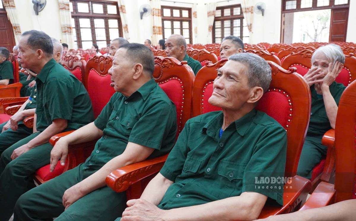 Kim Bang War Invalids Nursing Center organizes for war invalids and people with meritorious services to watch live the military parade on April 30, 2025. Photo: Ha Vi