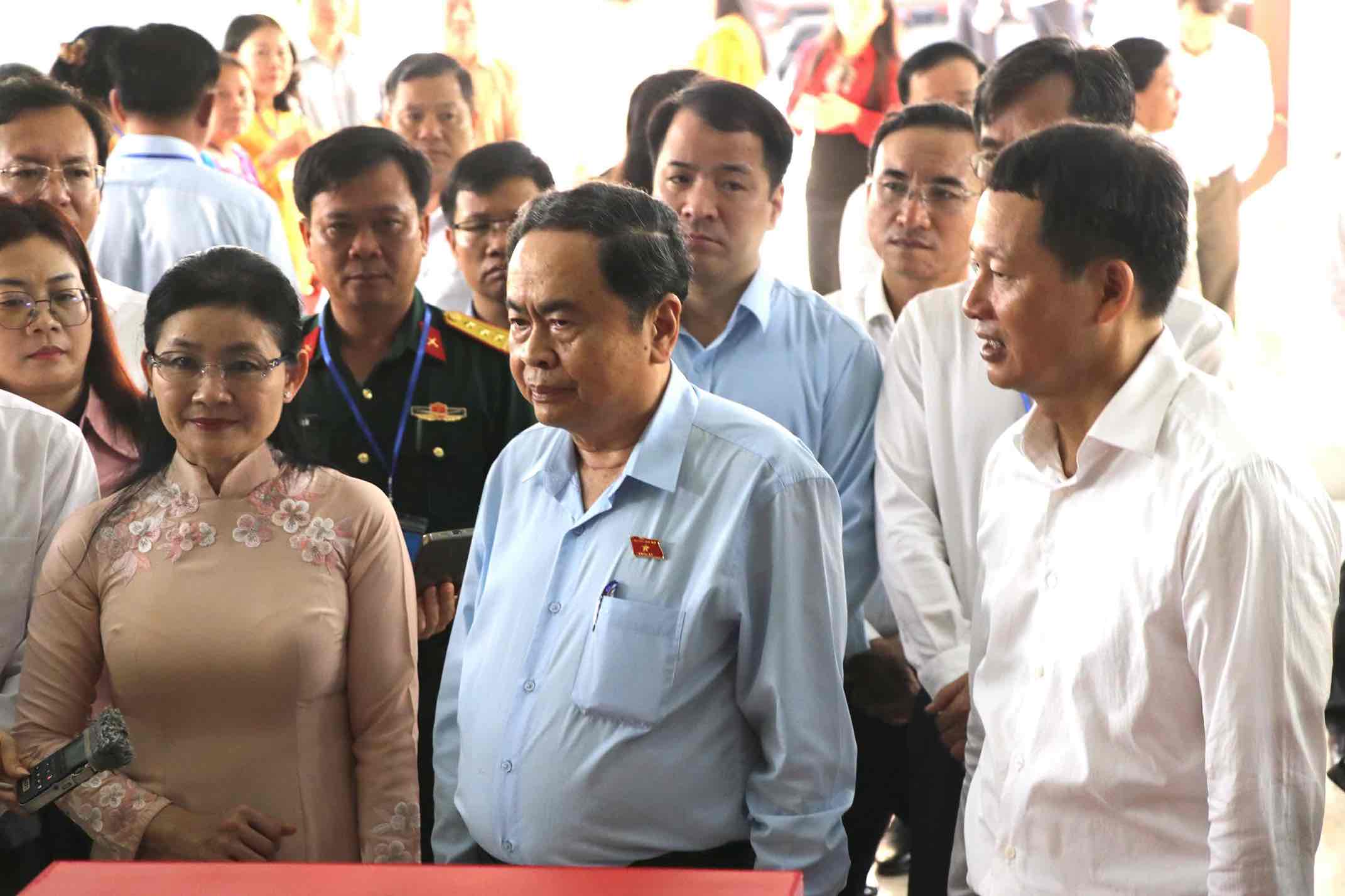 Ủy viên Bộ Chính trị, Chủ tịch Quốc hội, Chủ tịch Hội đồng Bầu cử quốc gia Trần Thanh Mẫn kiểm tra khu vực bỏ phiếu số 17, phường Tân Triều. Ảnh: HAC