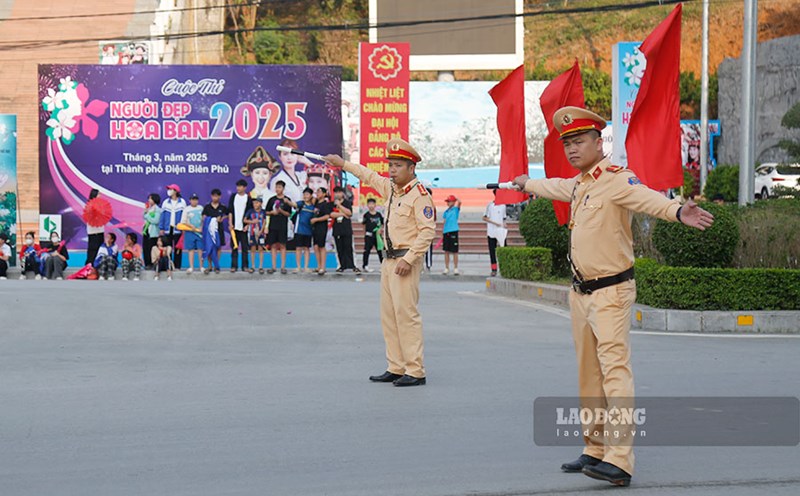 La police de la province de Điện Biên régule la circulation pendant le festival des fleurs de Ban 2025. Photo: Quang Đạt