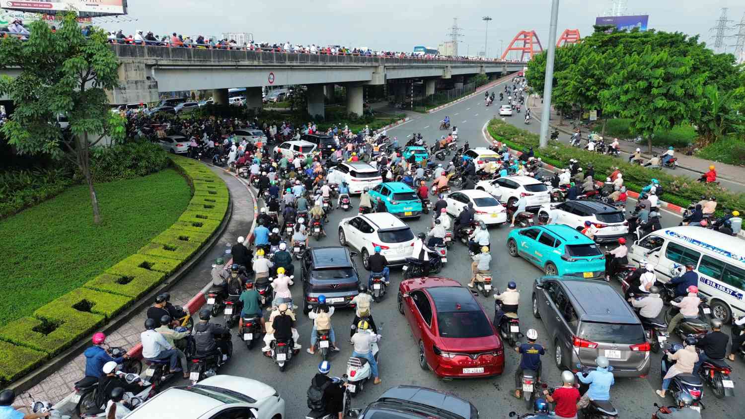  Kẹt xe khu vực cầu Bình Lợi, hướng vào trung tâm TPHCM mỗi sáng. Ảnh: Minh Quân