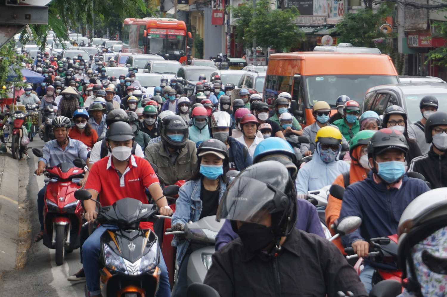  Kẹt xe khu vực cầu Bình Triệu, hướng vào trung tâm TPHCM mỗi sáng. Ảnh: Minh Quân