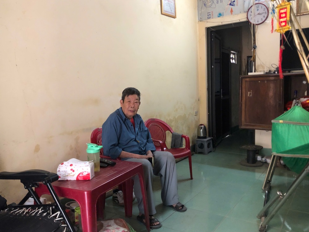 Without children, disease surrounds him, Mr. Nguyen Van Dam's life passes by wearily every day... Photo: Quynh Chi
