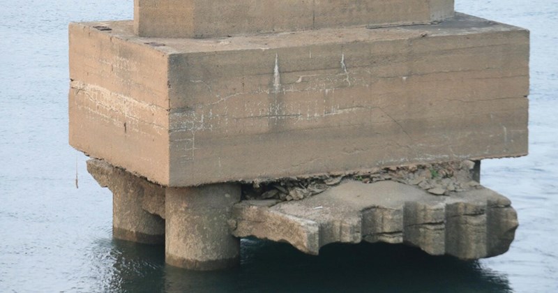 Sông Đà cạn trơ đáy, lộ nhiều trụ cầu Hòa Bình