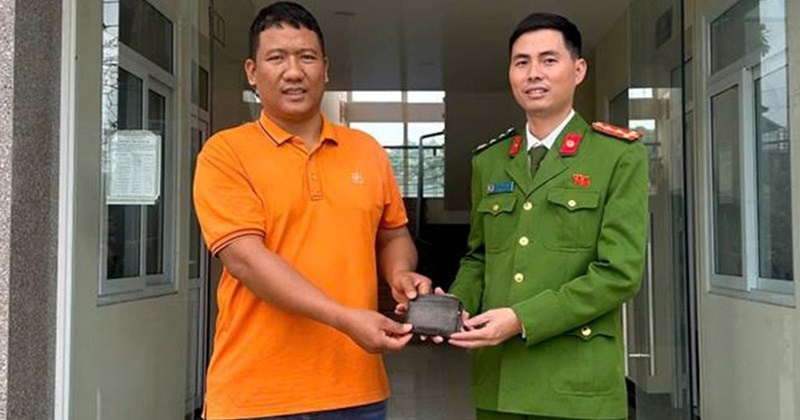 Hai học sinh trả ví nhặt được cho công an, lan tỏa điều tốt đẹp