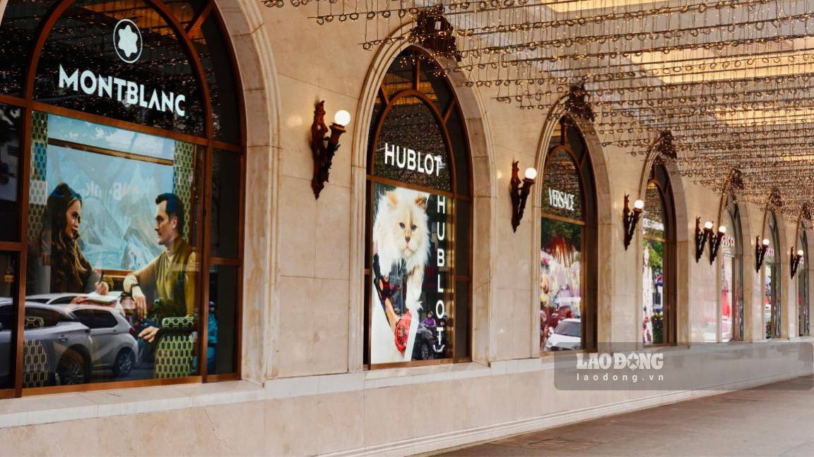 Tuyến phố này hiện quy tụ nhiều quán cà phê, khách sạn, trung tâm thương mại cùng loạt thương hiệu xa xỉ như Gucci, Louis Vuitton, Cartier… Sự góp mặt của các nhãn hàng quốc tế tiếp tục khẳng định vị thế của phố Tràng Tiền như một “điểm đến vàng” của phân khúc bán lẻ cao cấp.