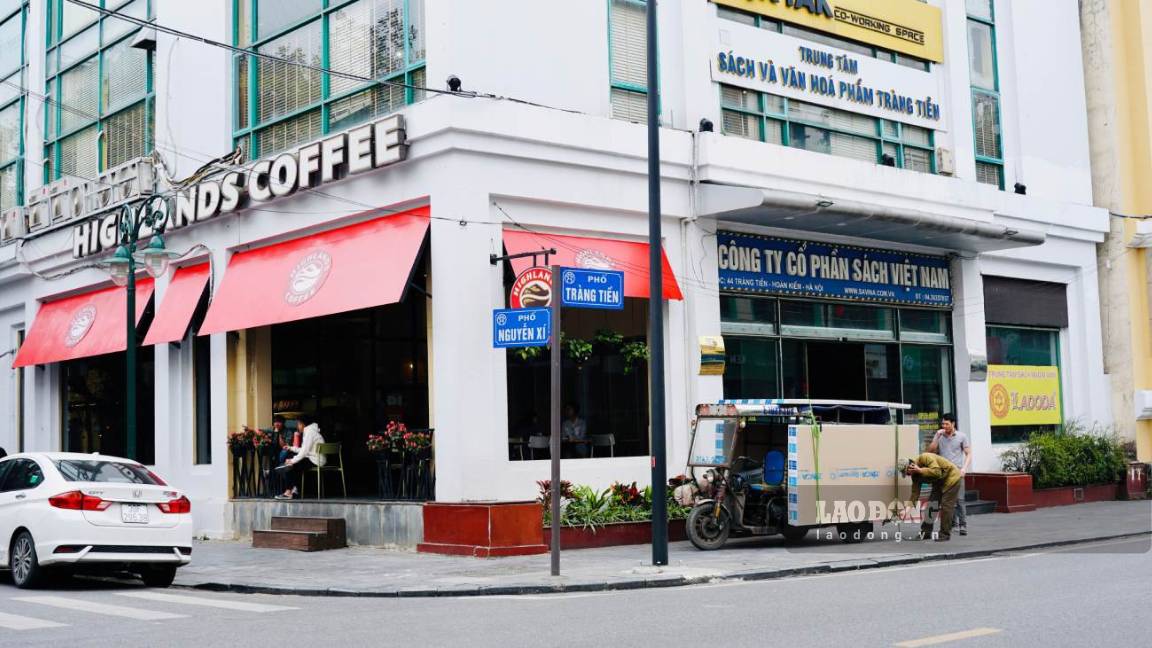 Anh Trần Văn Sơn - môi giới cho thuê mặt bằng tại khu vực trung tâm Hà Nội - cho biết tỉ lệ mặt bằng trống trên phố Tràng Tiền đã giảm so với năm ngoái. Dù giá thuê có điều chỉnh giảm, mặt bằng tại khu vực này vẫn thuộc nhóm cao của thị trường.