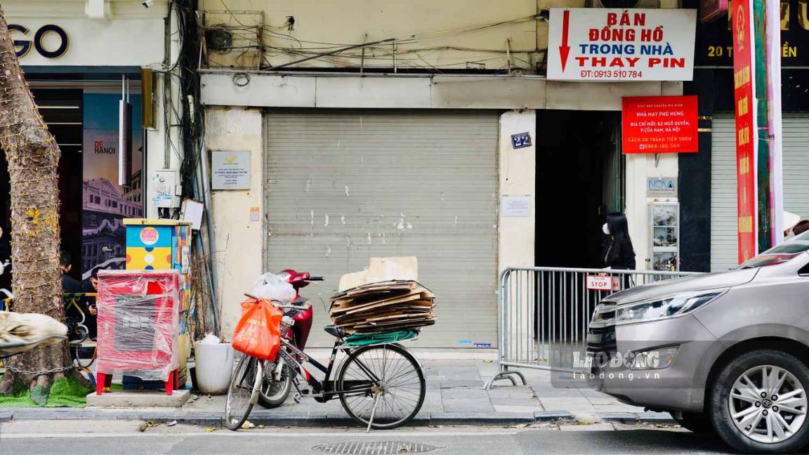 Theo ghi nhận, trên tuyến phố Tràng Tiền - Hàng Khay, còn rất ít mặt bằng bỏ trống. Không khí kinh doanh trên tuyến phố trung tâm này rất sôi động, nhất là ở các vị trí mặt tiền đẹp.