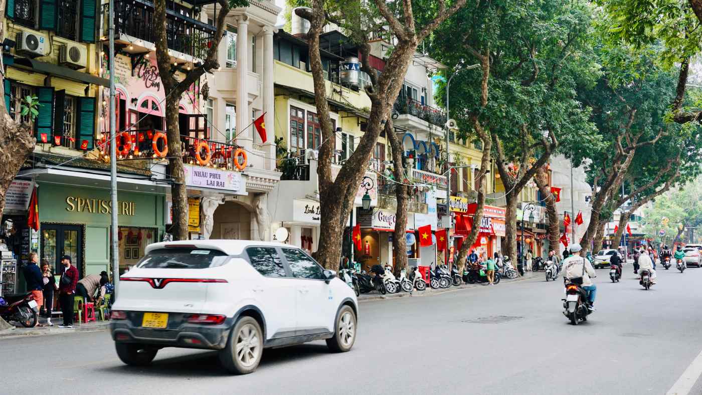 Theo ghi nhận, trên tuyến phố Tràng Tiền - Hàng Khay, còn rất ít mặt bằng bỏ trống. Không khí kinh doanh trên tuyến phố trung tâm này rất sôi động, nhất là ở các vị trí mặt tiền đẹp.