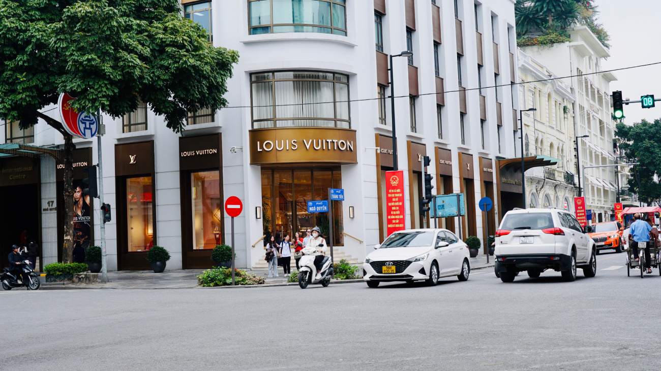 Tuyến phố này hiện quy tụ nhiều quán cà phê, khách sạn, trung tâm thương mại cùng loạt thương hiệu xa xỉ như Gucci, Louis Vuitton, Cartier… Sự góp mặt của các nhãn hàng quốc tế tiếp tục khẳng định vị thế của phố Tràng Tiền như một “điểm đến vàng” của phân khúc bán lẻ cao cấp.