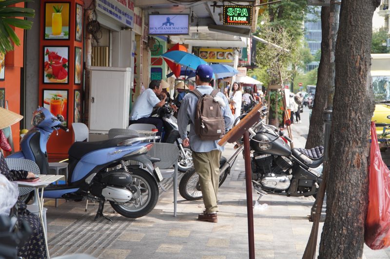 Trên đường Lê Thánh Tôn, bàn ghế, xe cộ dựng tràn ra cả lối đi bộ, gây khó khăn cho người dân khi đi lại trên vỉa hè. Ảnh: Ngọc Ánh 