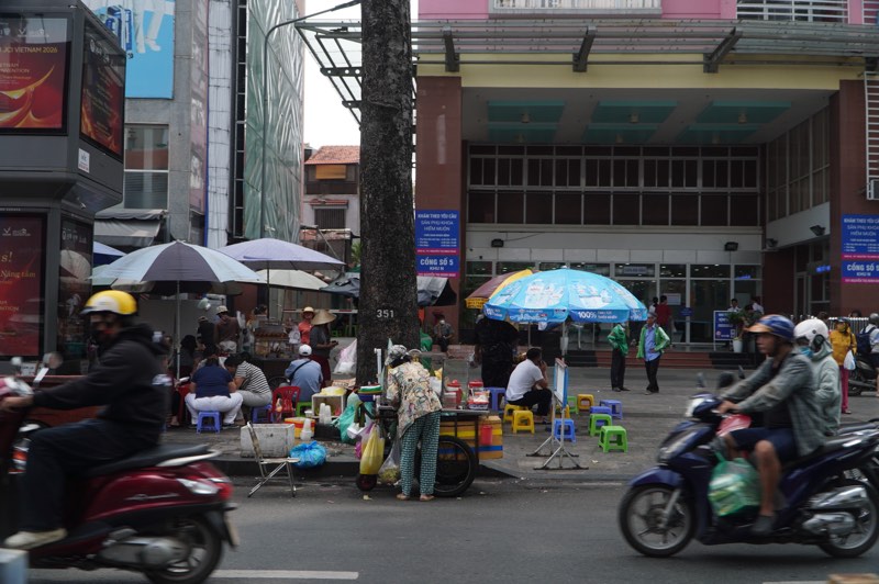 Những hàng quán tự phát, lấn chiếm một không gian lớn của người đi bộ trên đường Nguyễn Thị Minh Khai. Ảnh: Ngọc Ánh