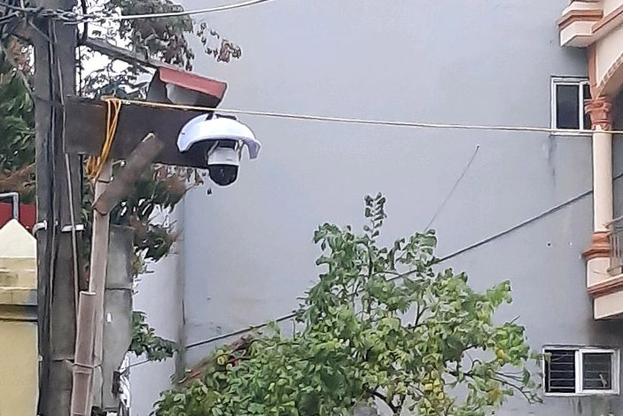 Một công dân xã Đa Phúc phản ánh bị camera hàng xóm soi vào phòng ngủ. Ảnh: iHanoi 
