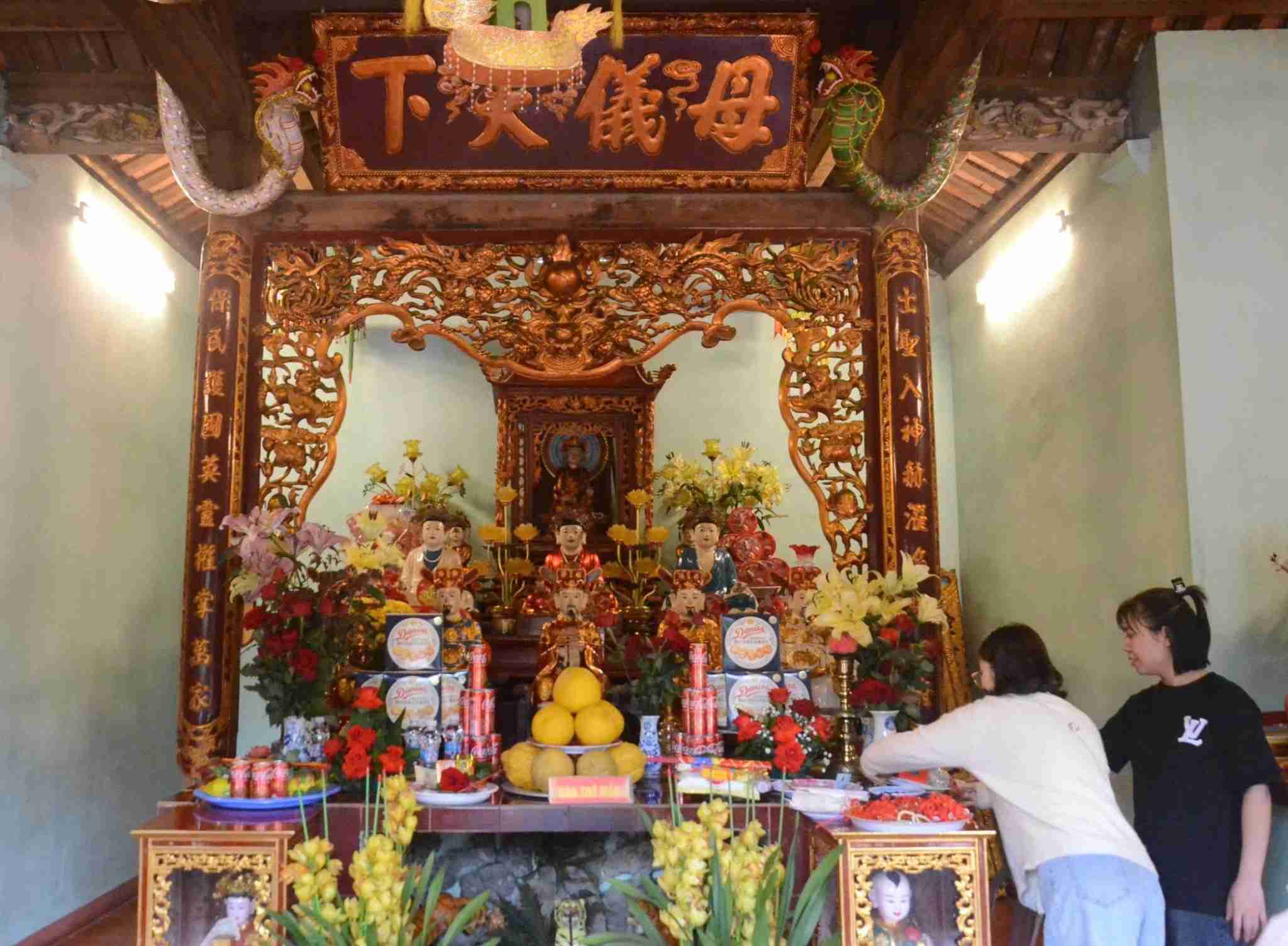 Giới trẻ tìm đến chùa Duyên Ninh để cầu duyên. Ảnh: Diệu Anh