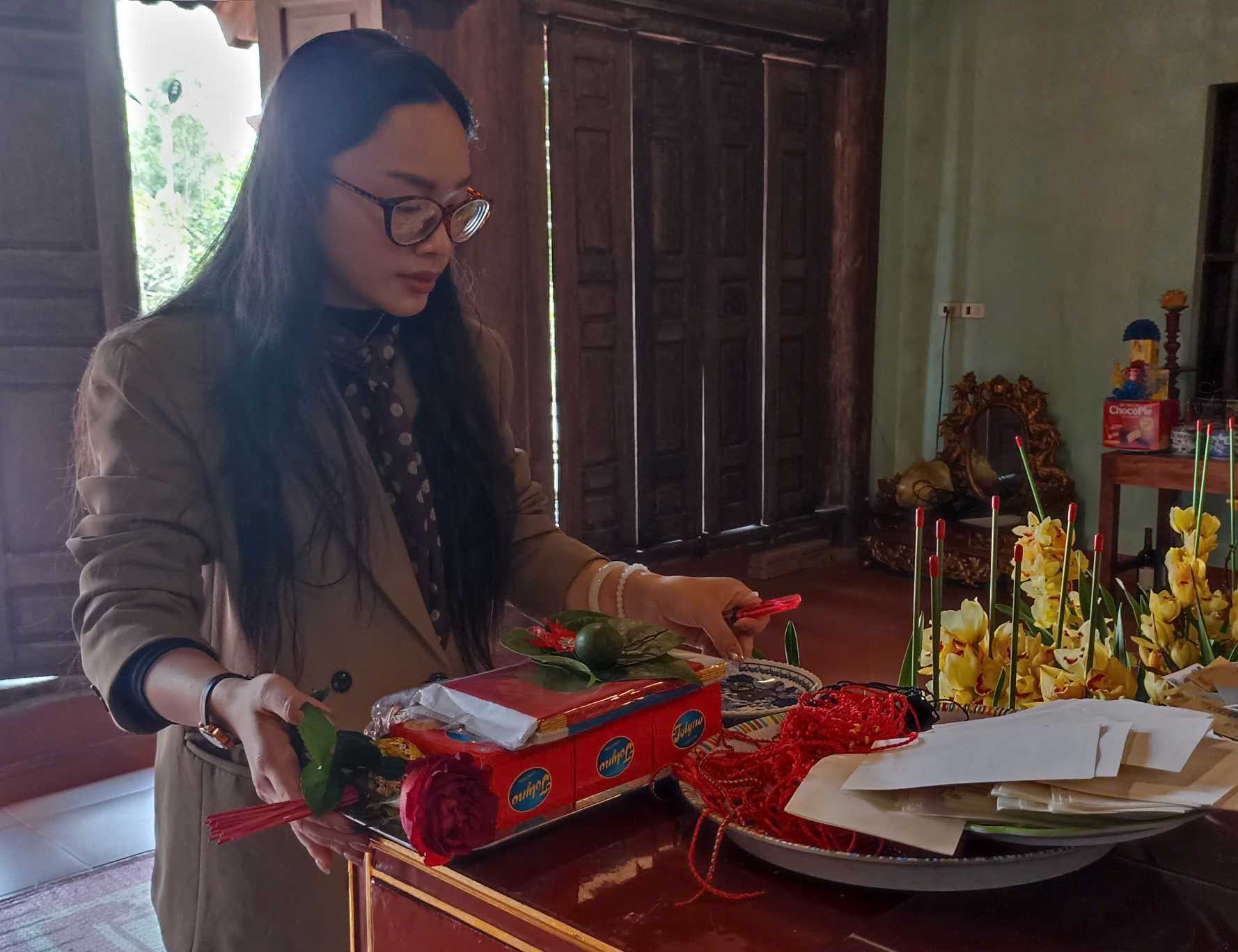 Nhiều bạn trẻ sắm lễ để vào chùa dâng. Ảnh: Diệu Anh