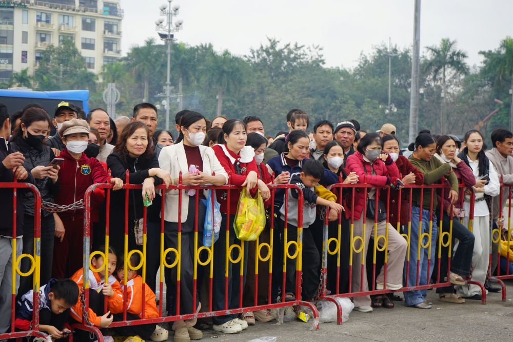 Người thân, bạn bè dõi theo các tân binh trước giờ lên đường nhập ngũ. Ảnh: Quách Du