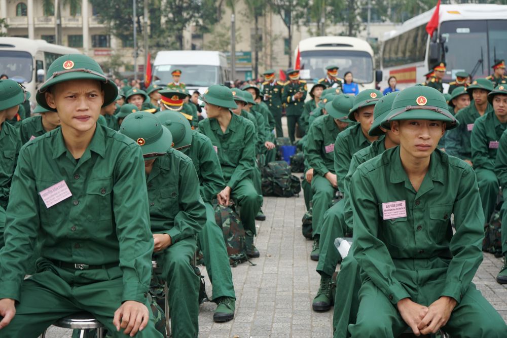 Các tân binh trong buổi giao nhận quân. Ảnh: Quách Du
