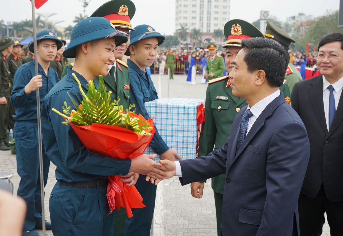 Bí thư Tỉnh ủy Thanh Hóa Nguyễn Doãn Anh thăm hỏi, động viên các tân binh. Ảnh: Quách Du