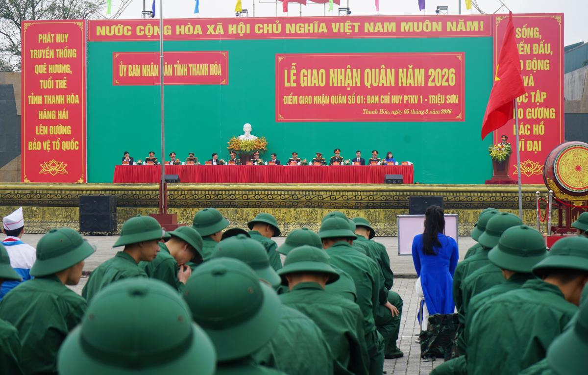 Lê giao nhận quân tại quảng trường Lam Sơn (phường Hạc Thành, tỉnh Thanh Hóa). Ảnh: Quách Du