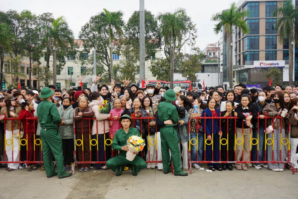 Các tân binh trong giây phút bịn rịn, chụp hình lưu niệm cùng người thân trước giờ lên đường. Ảnh: Quách Du