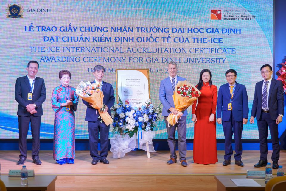 Gia Dinh University receives international accreditation certificate THE-ICE. Photo: Trinh Nu