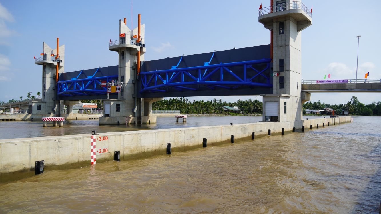 Cống âu thuyền Rạch Mọp vận hành kiểm soát mặn, giữ ngọt cho vùng sản xuất. Ảnh: Phương Anh