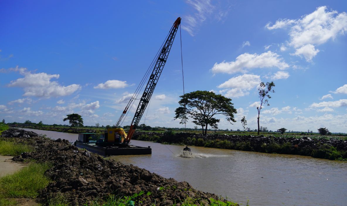Nạo vét kênh rạch, gia cố bờ bao để chủ động nguồn nước sản xuất. Ảnh: Phương Anh