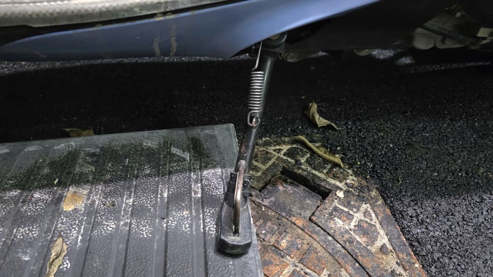 How to check a motorcycle kickstand will help ensure safety when participating in traffic. Photo: Tuan Dat