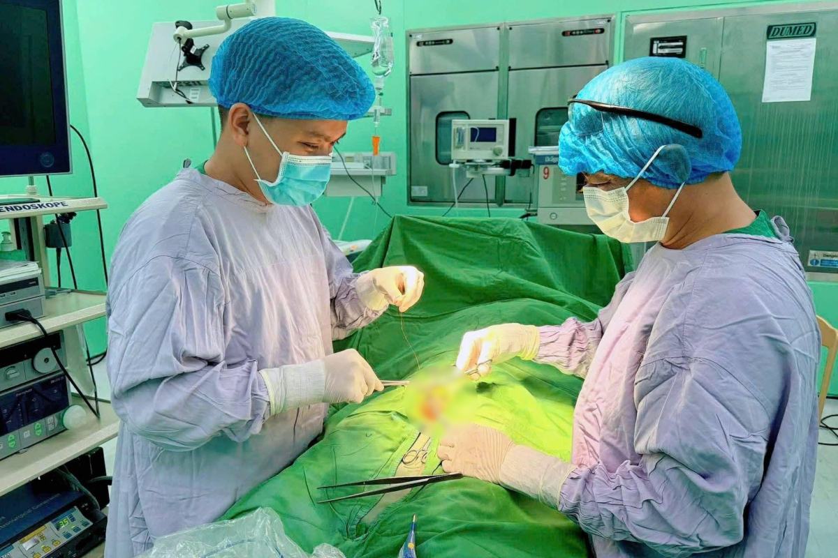 Emergency surgery successfully removing torsion, preserving testicles for a 13-year-old child despite coming for treatment quite late. Photo: BVBR