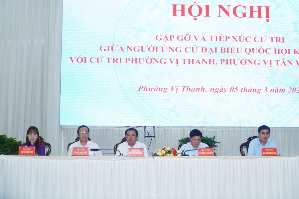 Các ứng cử viên đại biểu Quốc hội khóa XVI tại đơn vị bầu cử số 3, TP Cần Thơ. Ảnh: Khương Trung. 