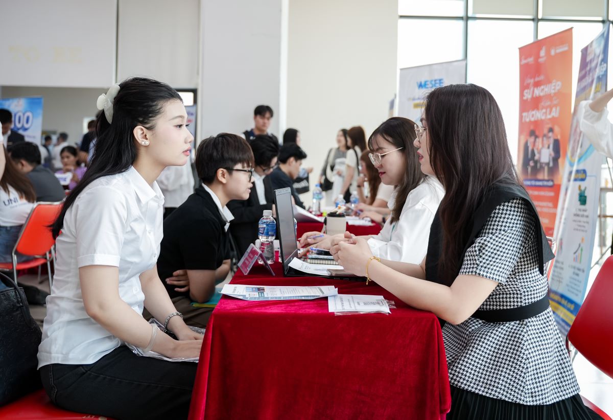 UEFで開催されるMock-Interview & Job Fair 03. 2026に参加する学生は、企業に直接面接し、大学在学中にインターンシップや就職の機会を探します。写真:ゴック・ビック