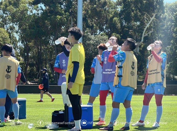 Đội ngũ y tế triển khai nhiều biện pháp giúp cầu thủ nhanh hồi phục năng lượng và thể trạng. Ảnh: VFF