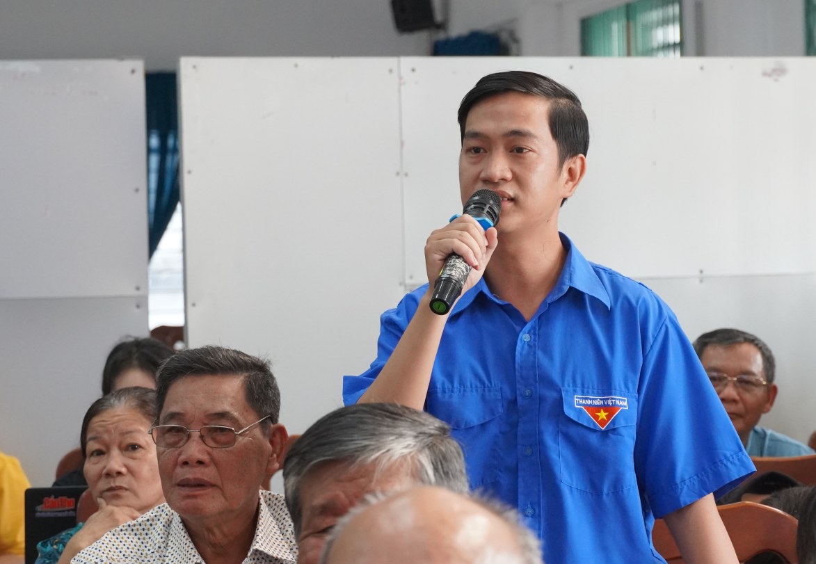 Cử tri phát biểu ý kiến, gửi gắm kỳ vọng đến các ứng cử viên đại biểu Quốc hội khóa XVI. Ảnh: Phương Anh