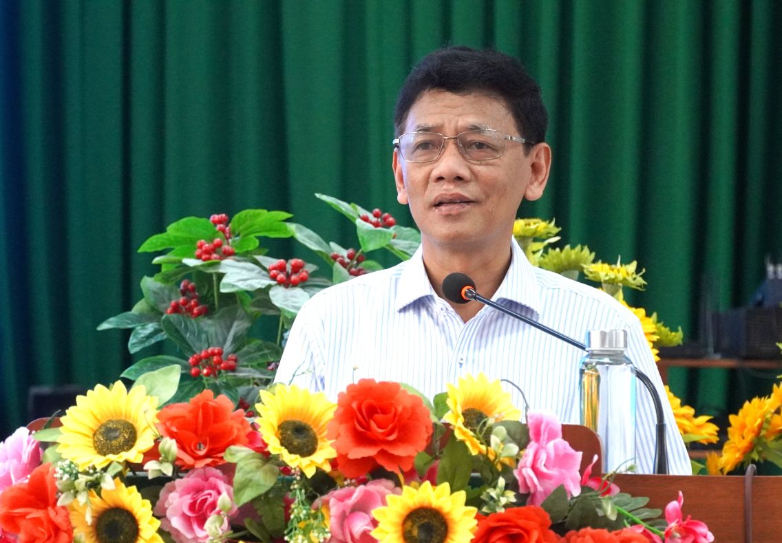 Ông Lâm Văn Mẫn trình bày chương trình hành động tại hội nghị tiếp xúc cử tri. Ảnh: Phương Anh