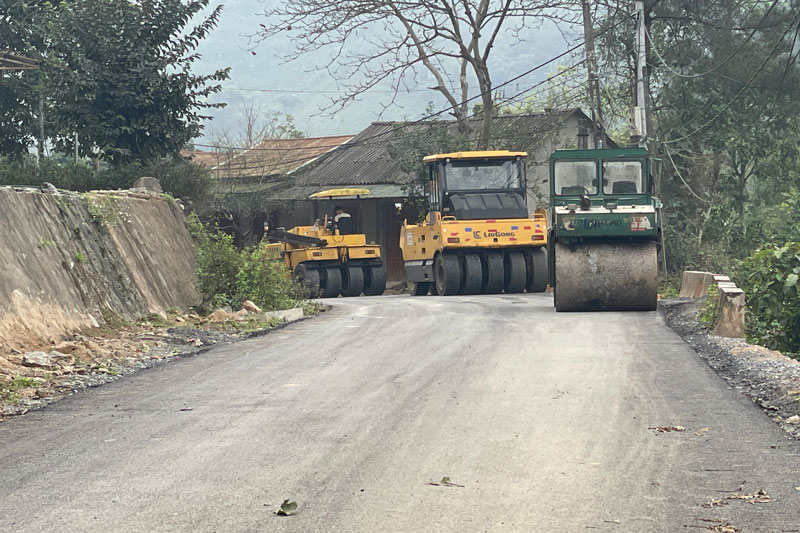 Không chỉ trường học, đường giao thông chạy qua trường học cũng đang được thảm nhựa, giúp việc đi lại của người dân thuận tiện hơn. Ảnh: Đinh Đại