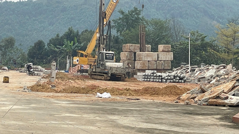 Máy móc cùng nhân công đang triển khai ép cọc. Ảnh: Đinh Đại