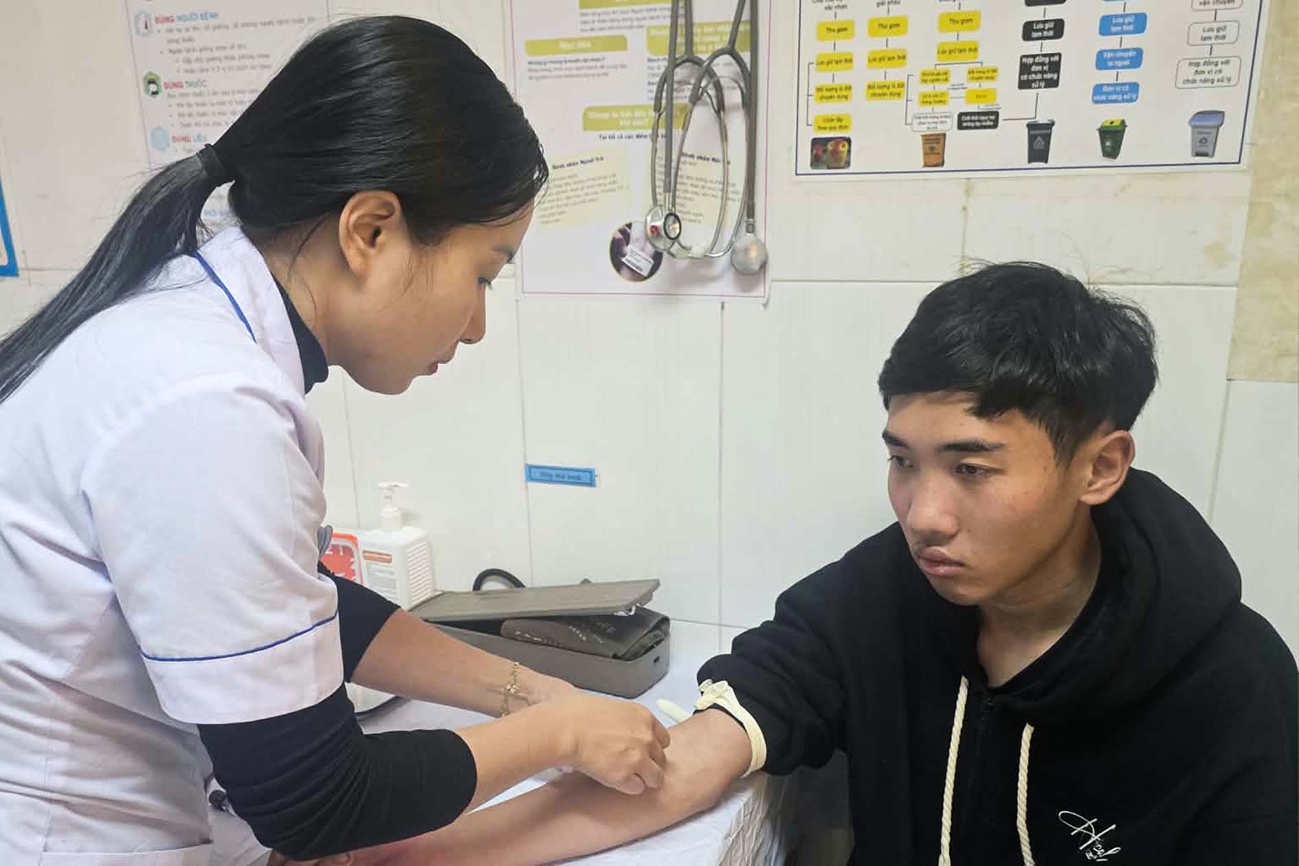 Em Lê Văn Phúc có một mắt đã mù hoàn toàn và một mắt thị lực chỉ đạt 1/10. Ảnh: BVCC