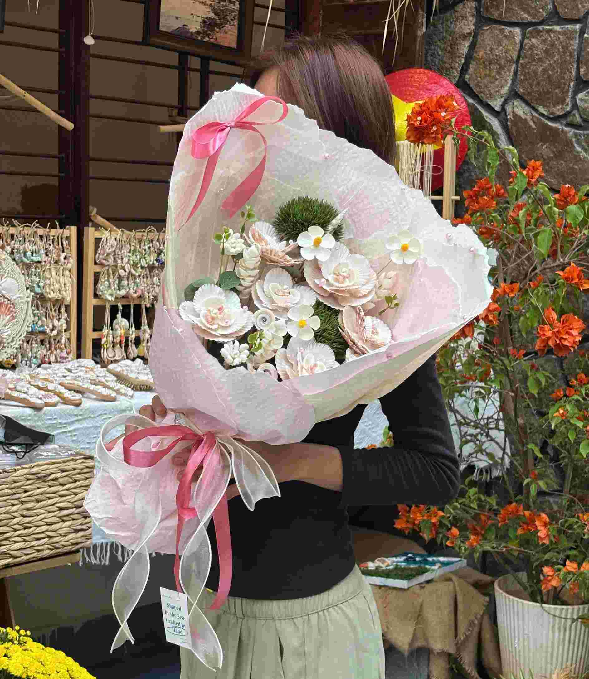 Khách hàng lựa chọn nhiều mẫu bó hoa sò với tông màu nhẹ nhàng, nữ tính nhưng vẫn sang trọng. Ảnh: NVCC