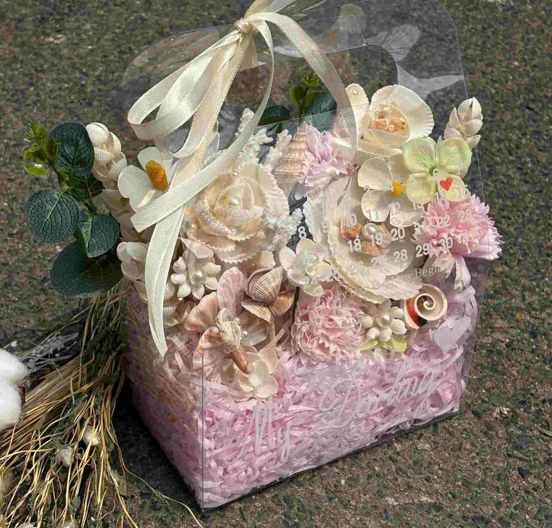 Những giỏ hoa sò nhỏ xinh được nhiều khách hàng lựa chọn để tặng. Ảnh: NVCC