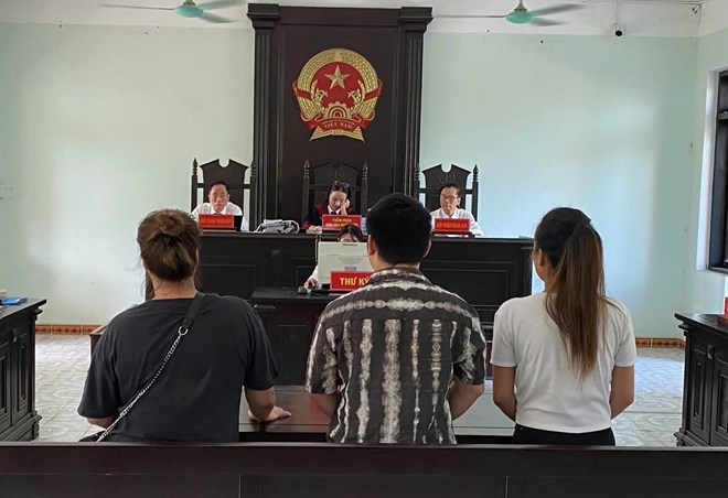 Bà Thái Thị Hồng Vân (người bị khai trừ ra khỏi Đảng) - làm thẩm phán, chủ tọa phiên tòa xét xử vụ án "Đánh bạc" và "Tổ chức đánh bạc" vào ngày 21.8. Ảnh: N. Minh.