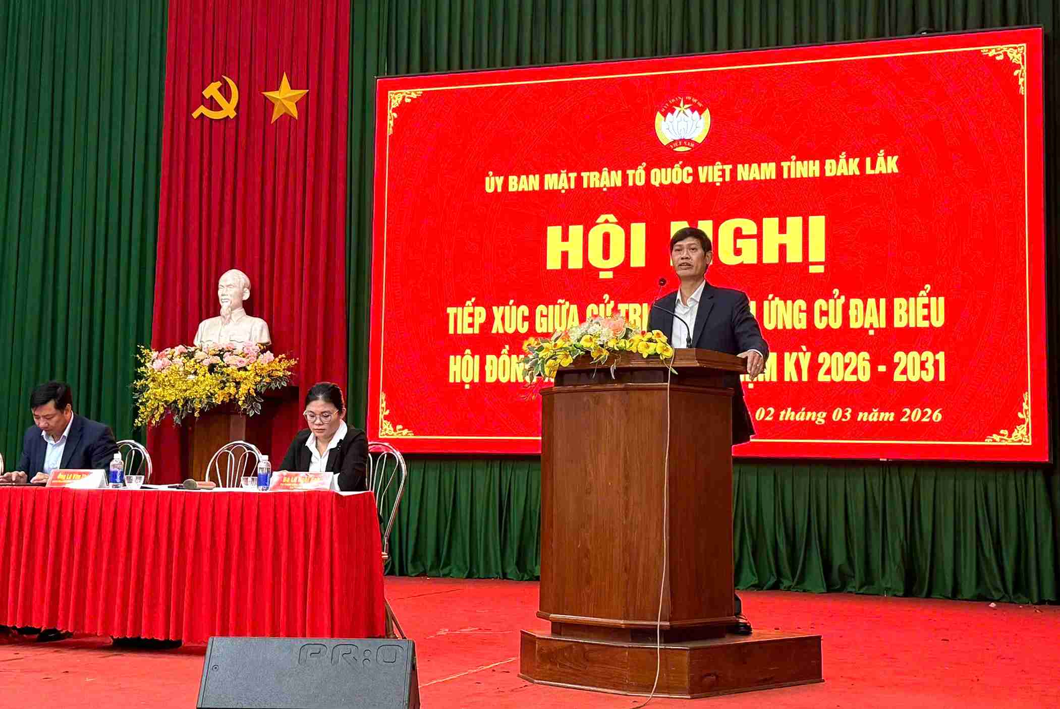 Ông Lê Văn Thành - Chủ tịch Liên đoàn Lao động tỉnh Đắk Lắk chia sẻ về chương trình hành động với các cử tri. Ảnh: Long Du