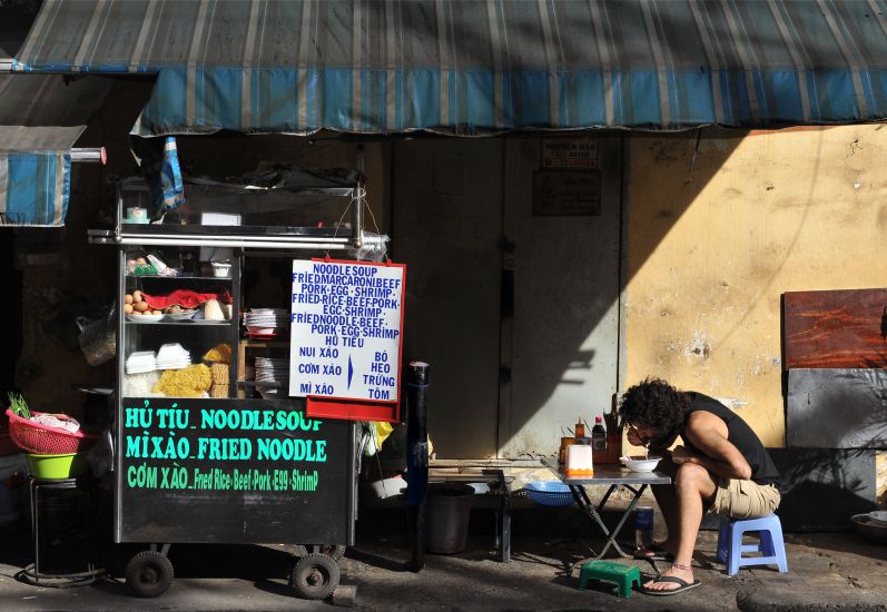Sidewalk cuisine is always a pleasure for foreign tourists. Photo: Tran Viet.