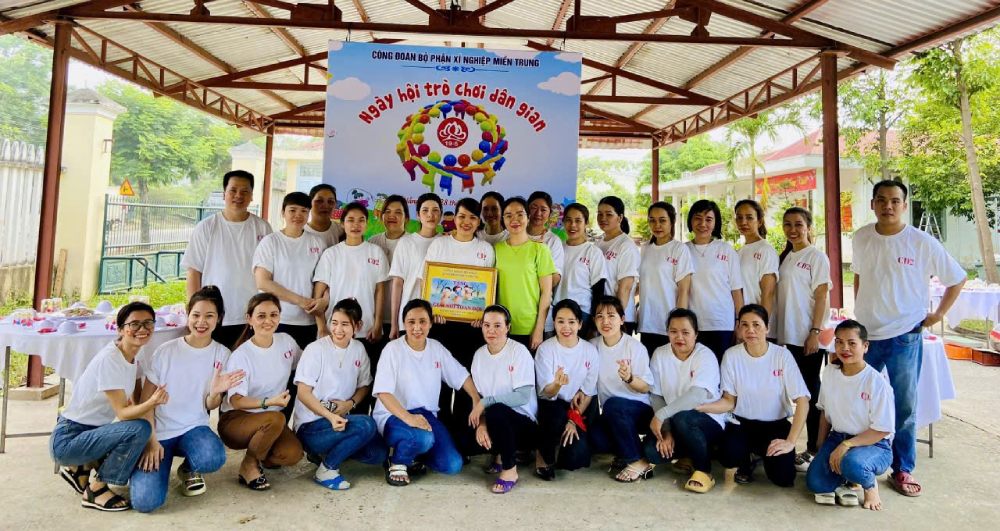 Chị Loan (thứ 5 từ trái qua, hàng ngồi) là đoàn viên năng nổ tham gia các hoạt động do công đoàn bộ phận tổ chức. Ảnh: NVCC