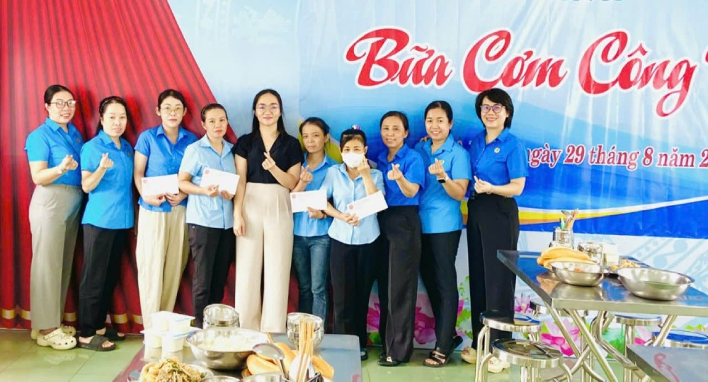 Ms. Ngo Thi Loan (3rd from right) has many practical and effective initiatives in production, actively participating in activities organized by the department's trade union. Photo: NVCC