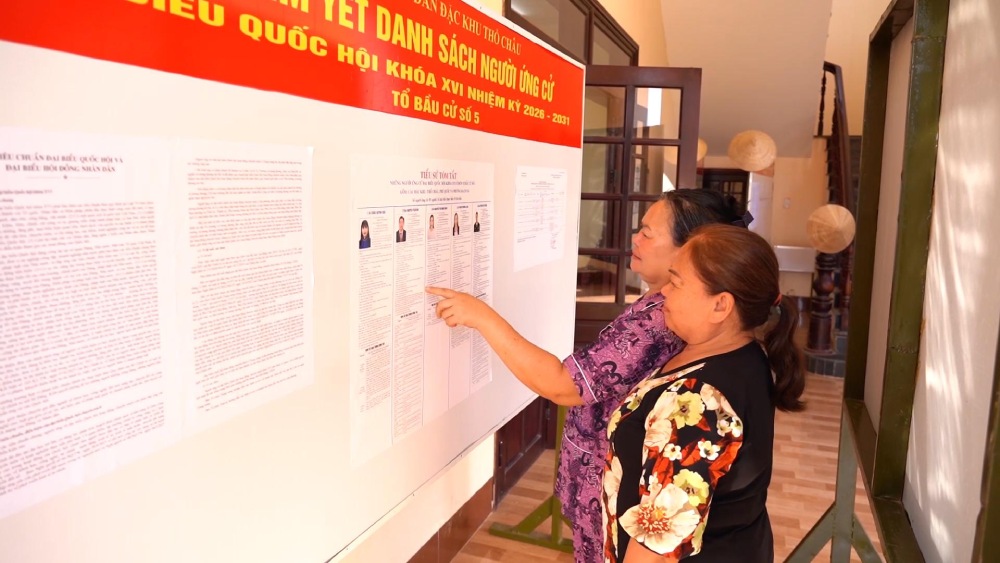 Voters in the Tho Chau special zone see the listing list and biographies of the candidate delegates. Photo: Nam Phuong