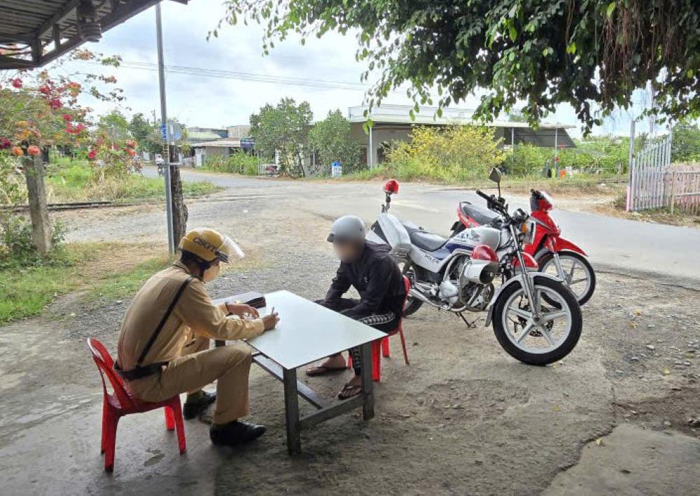 Một người đi xe máy vi phạm an toàn giao thông đường sắt tại đường ngang Km6+940 giao cắt đường sắt đã bị xử lý. Ảnh: Duy Tuấn 
