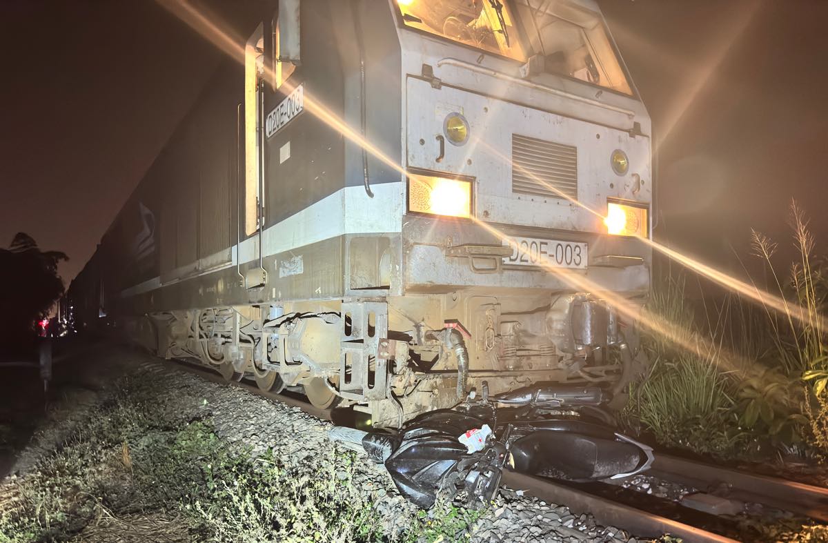 Xe máy cố băng qua đường sắt bị tàu hỏa tông khiến 1 người tử vong vào tối 11.2 tại vị trí đường ngang Km06 + 940 giao cắt đường sắt. Ảnh: Duy Tuấn 